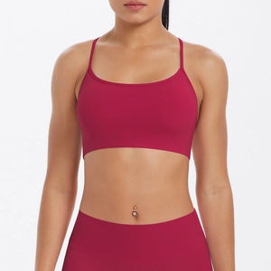 Gros plan sur l'ensemble soutien-gorge de sport et legging rouge foncé à bretelles