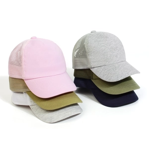 Detail der atmungsaktiven Netzeinsätze und Twill-Stoff bei mehrfarbigen Trucker Caps