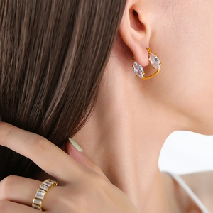 Set orecchini a cerchio in acciaio al titanio dorato e anello con zircone marquise donna