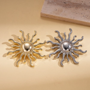 Minimalist geometric sun brooches in polished gold and silver finish for fashion accessories