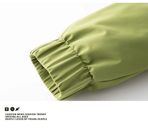 Dettaglio del polsino elastico e del tessuto antivento di questa giacca outdoor da uomo