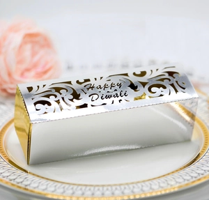 Elegante lasergeschnittene Diwali-Geschenkbox in Silber und Gold auf feinem Porzellan
