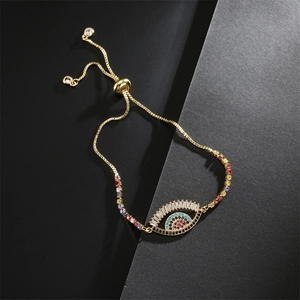 Détail macro du bracelet œil protecteur ajustable avec zircons colorés et plaqué or