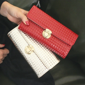 Pochette longue pour femme en cuir verni rouge et argent avec texture matelassée diamant