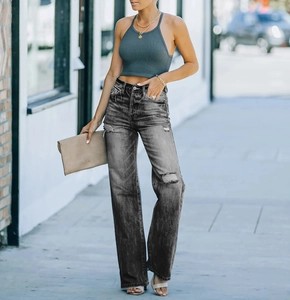 Detailaufnahme der dunkelgrauen Wide-Leg-Jeans mit Destroyed-Effekten und Rissen
