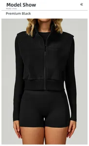 Détail de la veste sans manches en polaire noire avec col montant et fermeture éclair