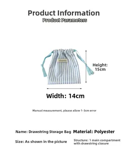 Détail du sac à cordon rayé bleu et blanc montrant la taille 14x15 cm et le tissu en polyester