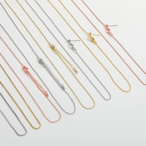 Detailaufnahme verstellbarer venezianischer Ketten in Gold, Silber und Roségold