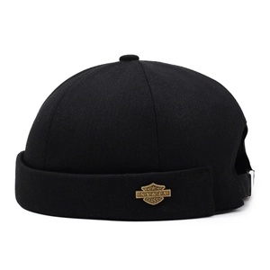 Bonnet docker noir classique avec emblème en bronze vintage et sangle réglable à l'arrière