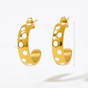 Détail de boucles d'oreilles en C dorées avec motif goutte d'huile et dimensions exactes