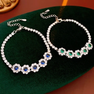 Vue détaillée de bracelets fleurs vintage français avec zircons bleus et vert émeraude