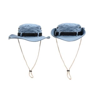 Détails du chapeau de soleil bleu clair avec œillets métalliques et cordon ajustable