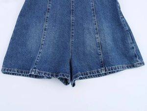 Nahaufnahme von blauen Denim-Shorts mit Details zum Saum und Kontrastnähten auf Stoff