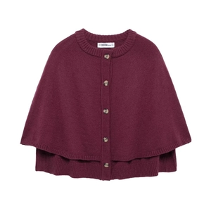 Cardigan poncho en tricot bordeaux pour femme avec col rond et boutons sur fond blanc
