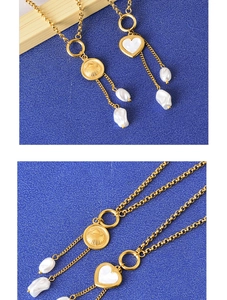 Détail de pendentifs coquillage doré et cœur avec perles baroques sur chaîne élégante