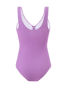 Vue détaillée du dos d'un maillot de bain violet avec un tissu gaufré texturé unique