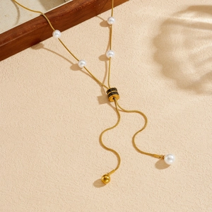 Gold-plated stainless steel Y-necklace with pearls and black ceramic spiral pendant