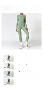 Détail de l'ensemble de yoga vert sauge moulant avec tissu brossé doux et coupe taille haute