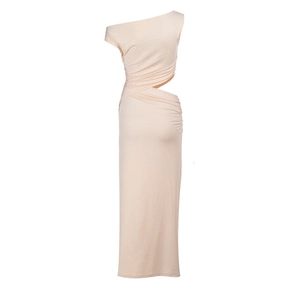 Détail de la robe pailletée à une épaule avec découpe latérale et tissu scintillant