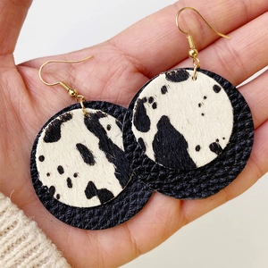Boucles d'oreilles en cuir imprimé vache avec texture poulain et crochets dorés