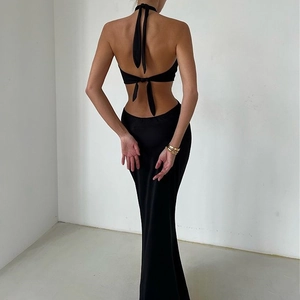 Détail du design dos nu licou d'une robe longue sexy noire deux pièces pour la soirée