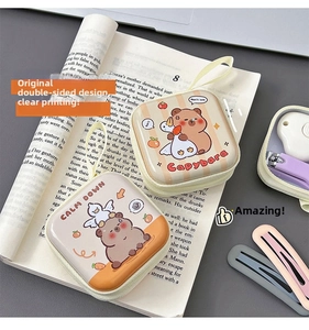 Vista dettagliata del portamonete Capybara con zip e scomparti per piccoli oggetti