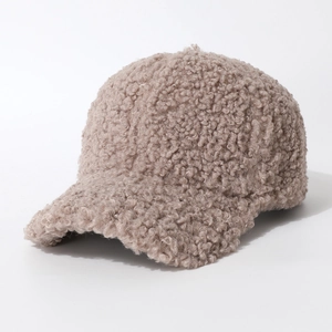 Minimalistische hellbraune Lammfell-Baseballkappe mit dicker warmer Plüschtextur für den Winter