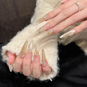 Faux ongles Cat Eye avec papillon 3D, perles et cristaux sur forme amande