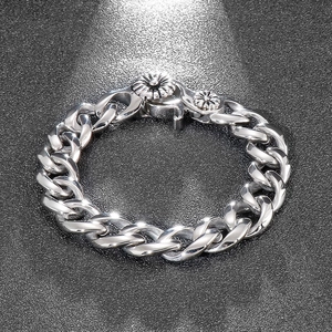 Nahaufnahme des silbernen Titanstahl-Armbands im Punk-Stil mit Snail-Buckle-Gänseblümchen