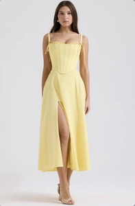 Détail du haut corset jaune à fines bretelles et jupe fendue pour un ensemble chic