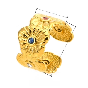 Bague fleurs en acier inoxydable avec strass colorés sur fond blanc professionnel