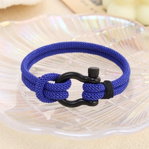 Bracelet cordon Milan bleu avec boucle fer à cheval en acier noir, bijou homme tendance.