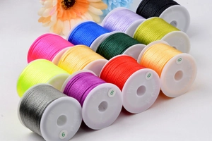 Vista dettagliata di bobine di filo di seta coreana multicolore da 1,5 mm per fai da te