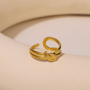 Minimalistischer goldener Knotenring mit verstellbarem Band und poliertem Edelstahl