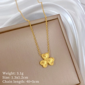 Close-up of golden clover pendant with dimensions 1.3x1.2cm and 40+5cm chain length