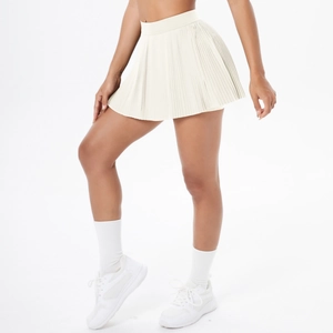 Detailansicht des hochtaillierten, plissierten Tennisrocks in Off-White für Sport