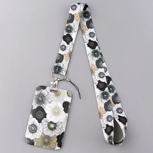 Detailopname van lanyard en pasjeshouder met zwart-wit bloemenpatronen en koord