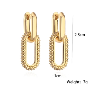 Orecchini geometrici placcati oro con zirconi e design a doppio anello da 2,8 cm