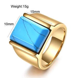 Detail eines 15 mm goldfarbenen Edelstahlrings mit rechteckiger Einlage aus Türkisglas