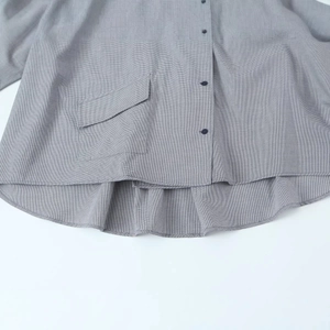 Chemise femme en popeline à petits carreaux gris avec boutons et ourlet arrondi