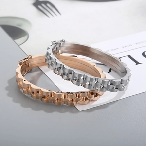 Détail de bracelets en acier inoxydable texturé ondulé en finitions or rose et argent