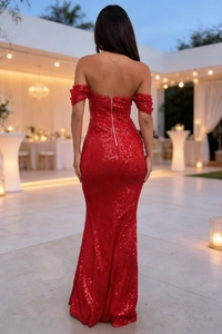 Détail de la robe de soirée rouge à paillettes avec fermeture éclair et coupe sirène
