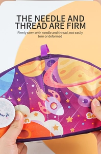 Vista detallada de costuras fuertes y tela duradera de este libro de tela para bebés