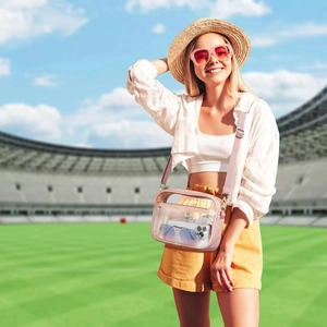 Détail d'un sac à bandoulière en PVC transparent avec bordure rose au stade