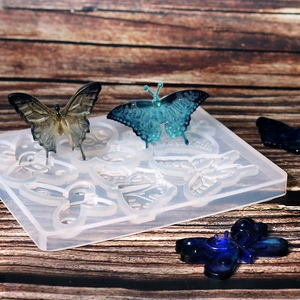 Vue détaillée de moules en silicone papillon avec divers modèles en résine