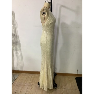 Détail de la robe de soirée ivoire à paillettes élégante avec tissu scintillant et coupe