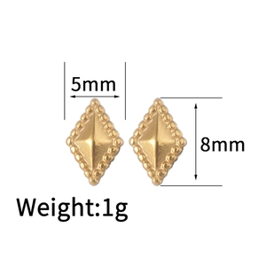 Détail de boucles d'oreilles losanges dorées avec dimensions 5mm par 8mm et poids de 1g