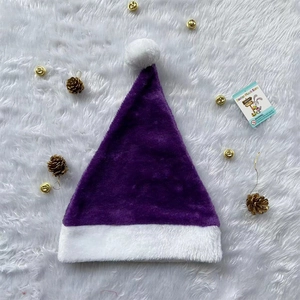 Detailansicht einer lila Plüsch-Weihnachtsmütze mit weißem Kunstfell und Tannenzapfen
