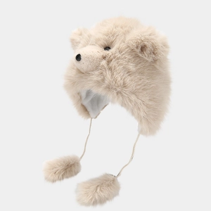 Détail du bonnet ours polaire beige en peluche avec oreilles 3D et cordons à pompons doux