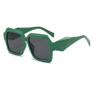 Lunettes de soleil carrées vertes surdimensionnées avec branches géométriques à taille diamant